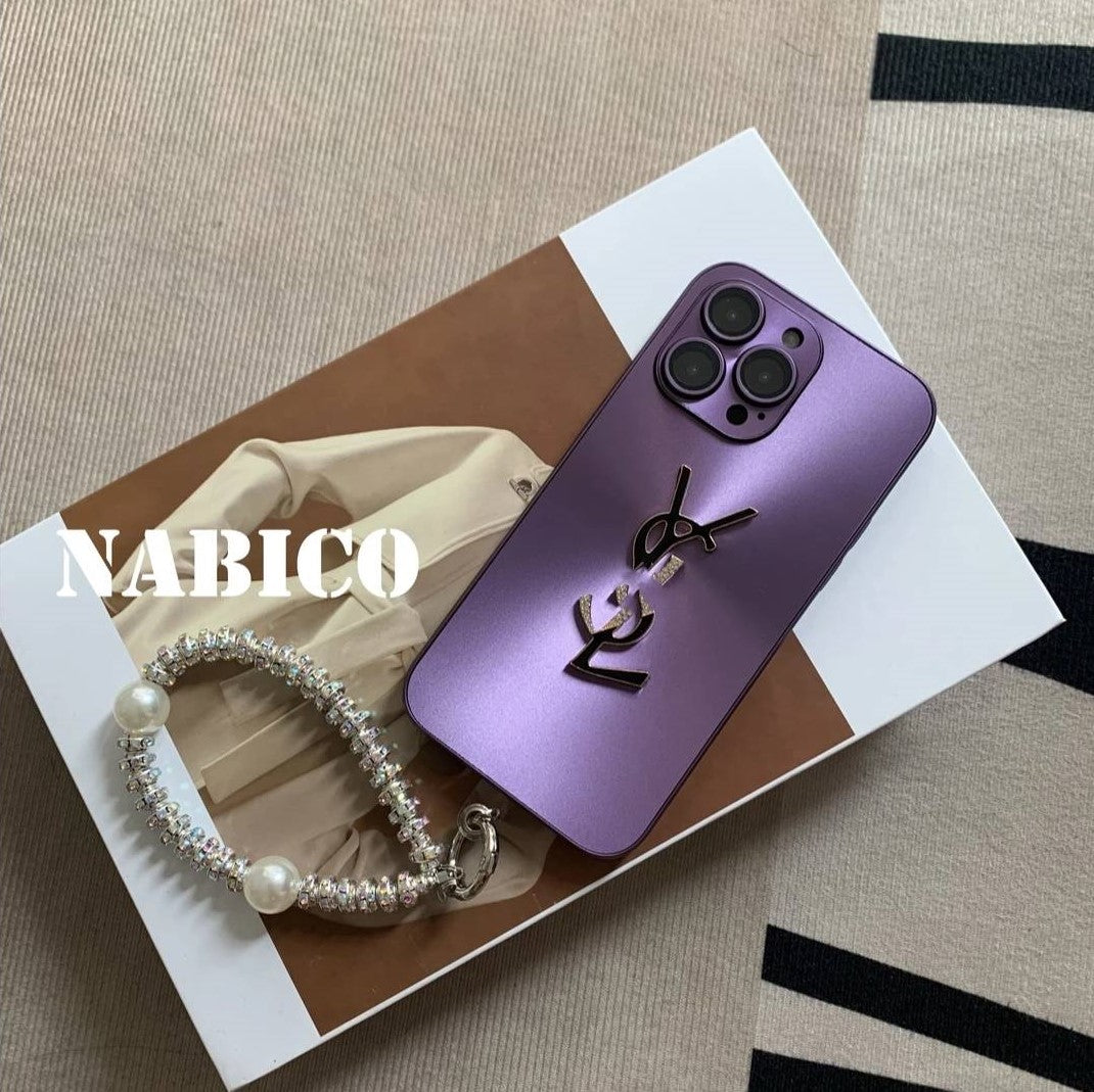 Elegante funda para iPhone con cadena y diseño monocromático de Letter Shine x
