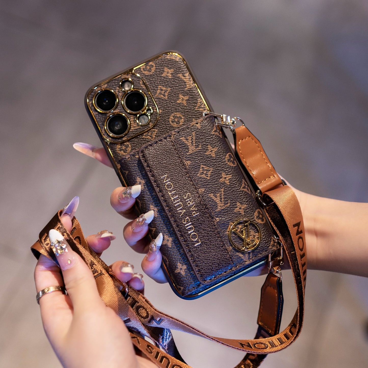 Luxuriöse iPhone-Hülle aus fortschrittlichem Leder mit Kartenhalter & Gurt