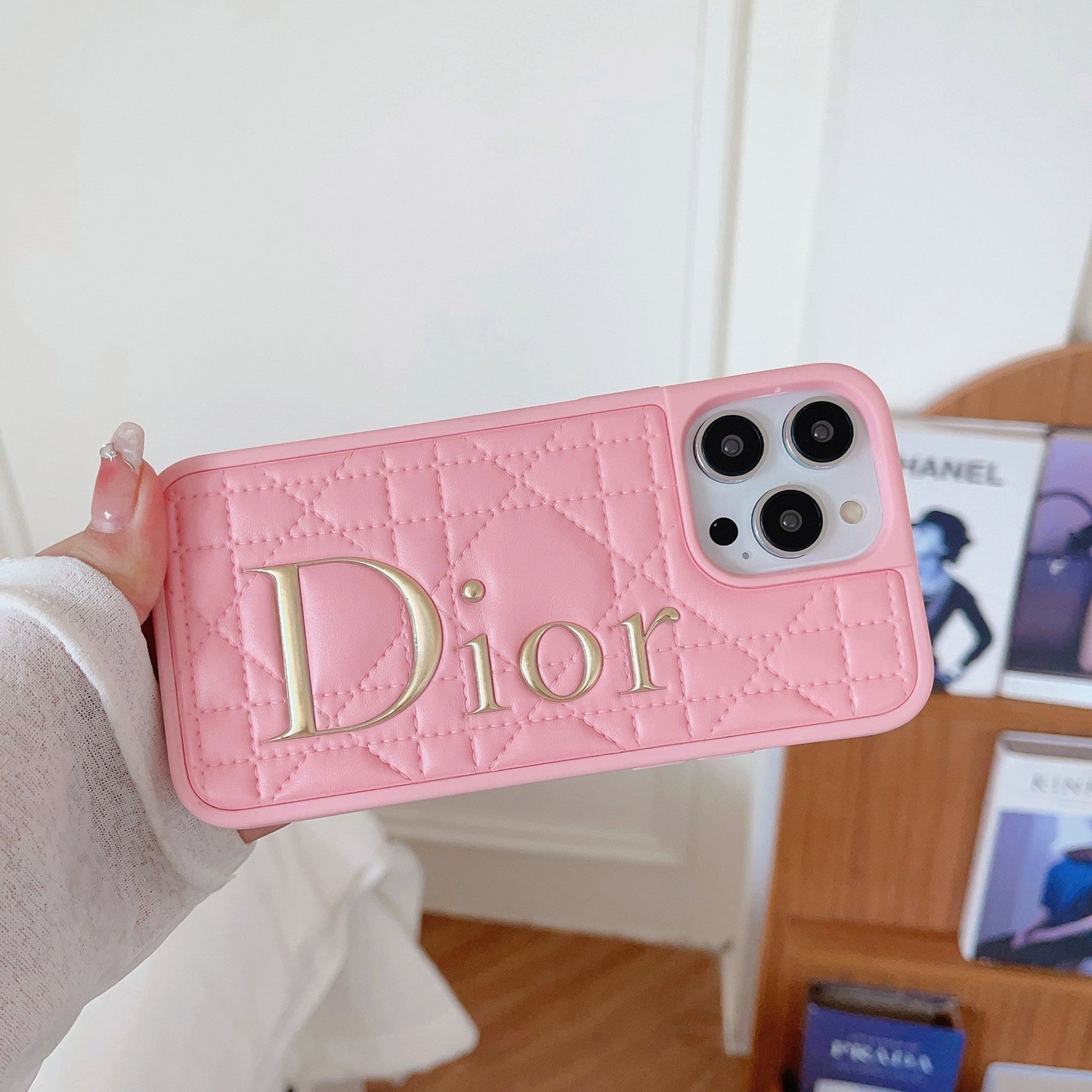 Capa de couro com logotipo dourado da moda para iPhone