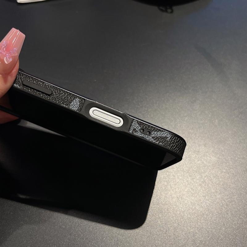 Capa para iPhone com textura de couro com monograma premium