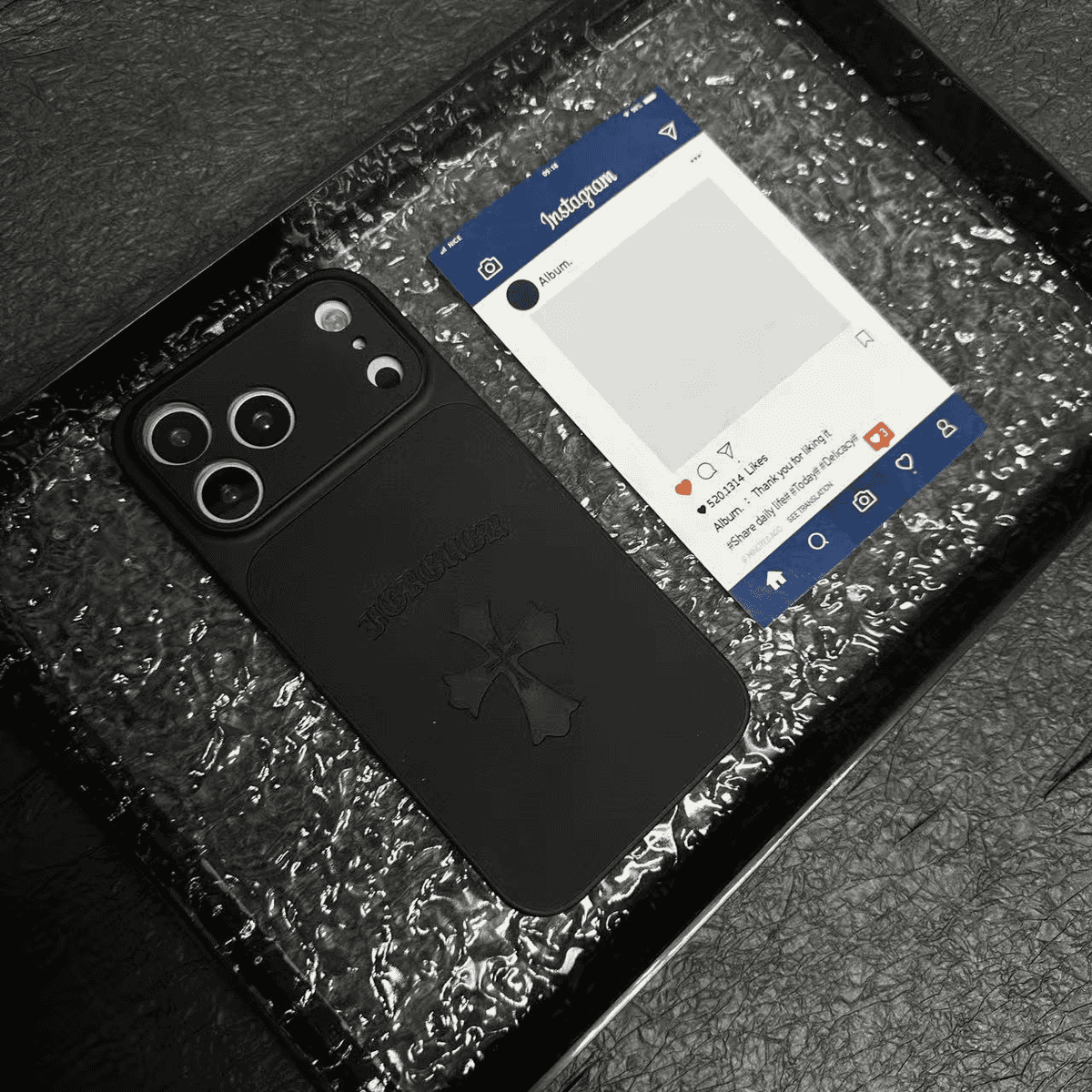 Capa para iPhone em couro com cruz de corações cromados