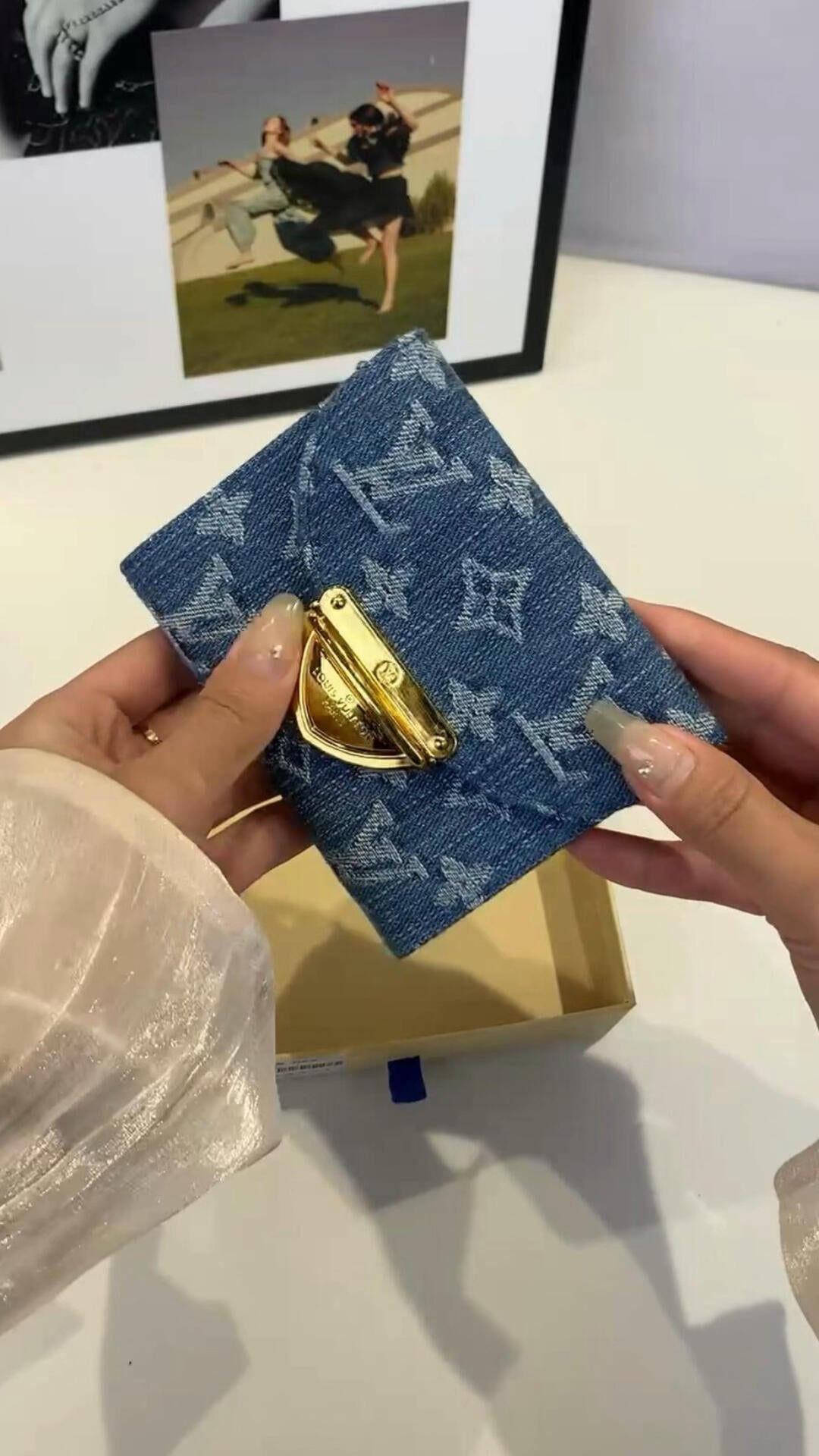 Mini bolsa Capucines embelezada com jeans de luxo