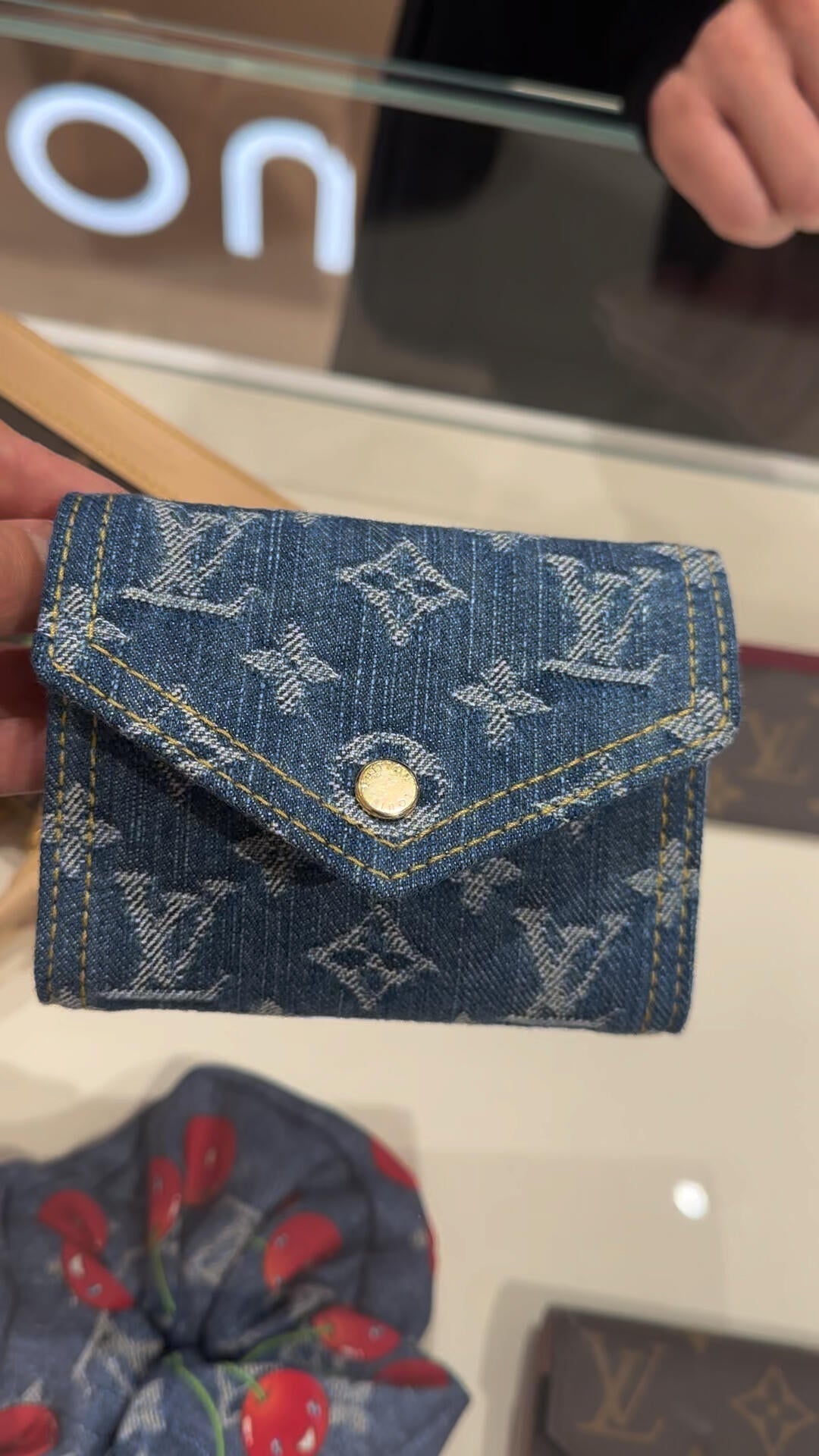 Mini bolsa Capucines embelezada com jeans de luxo
