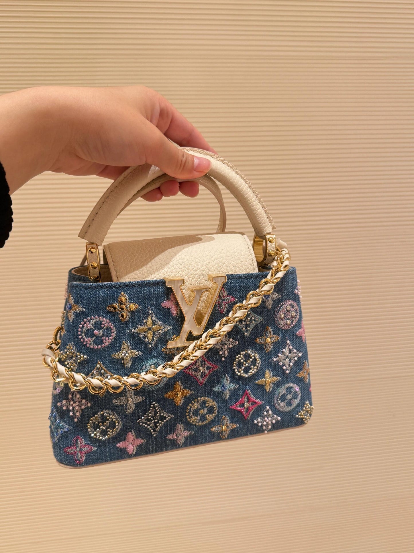 Mini bolsa Capucines embelezada com jeans de luxo