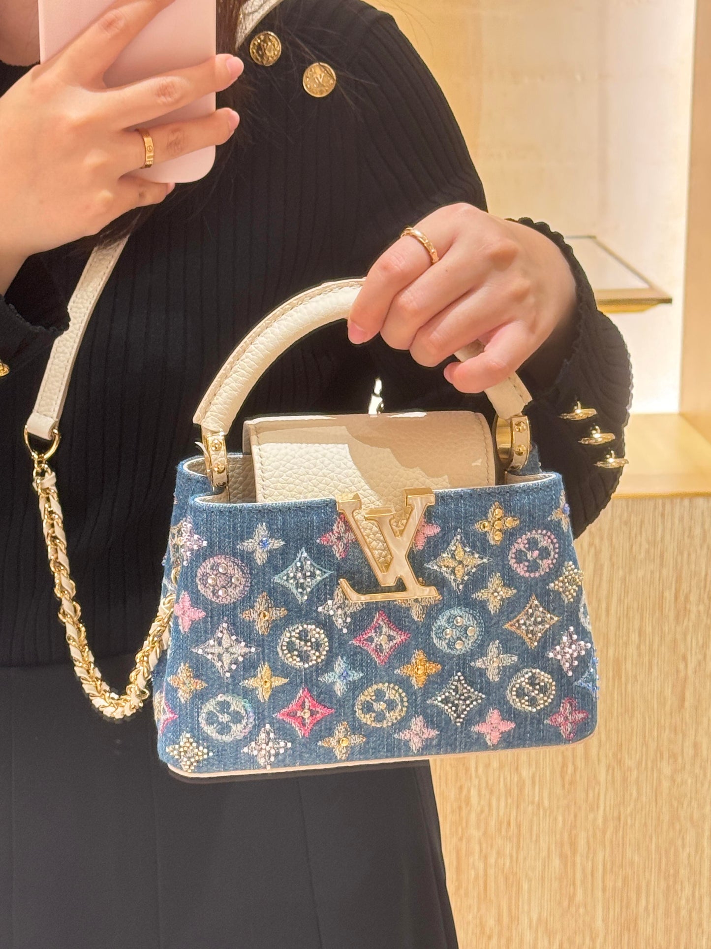 Mini bolsa Capucines embelezada com jeans de luxo