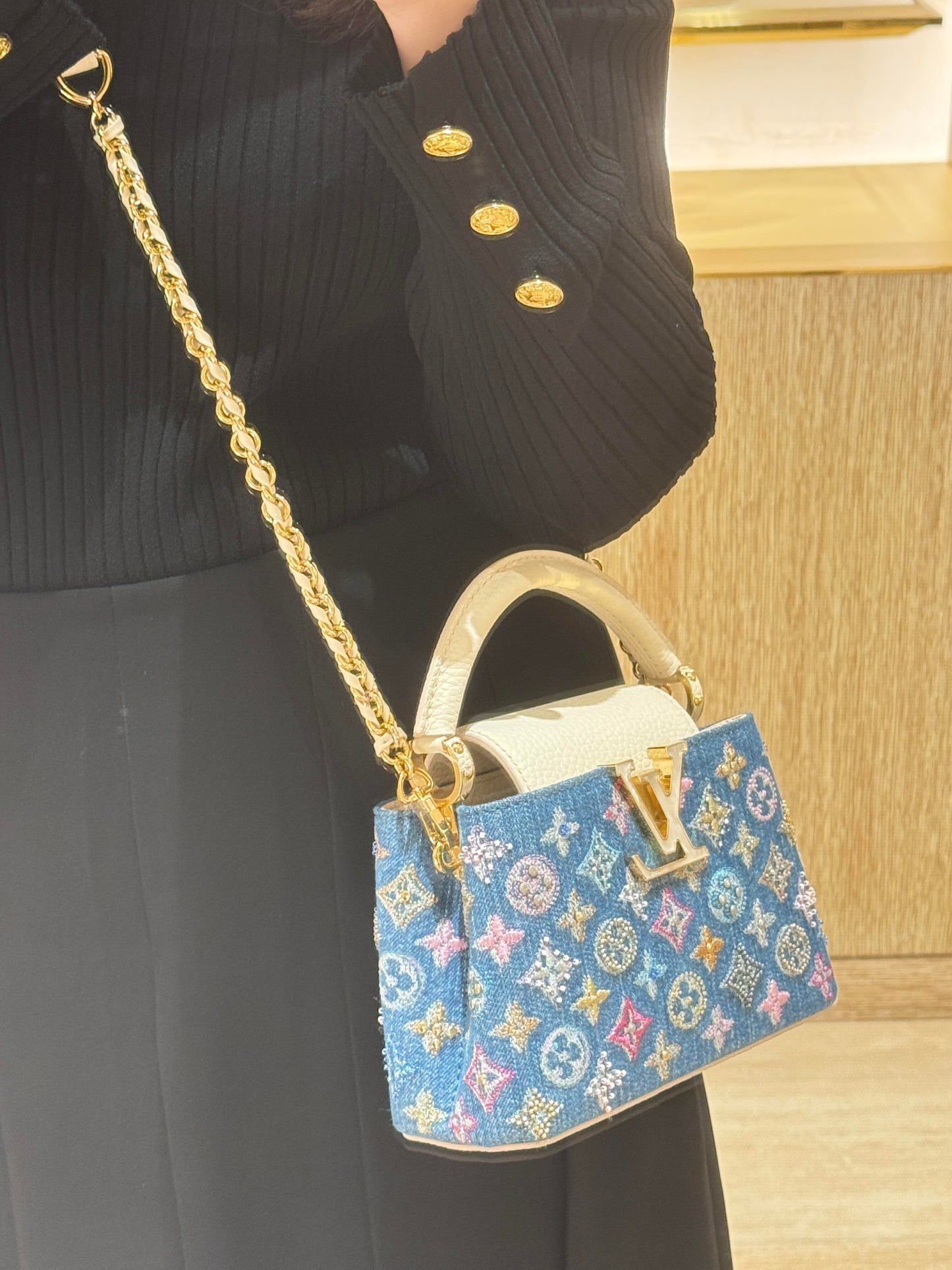 Mini bolsa Capucines embelezada com jeans de luxo