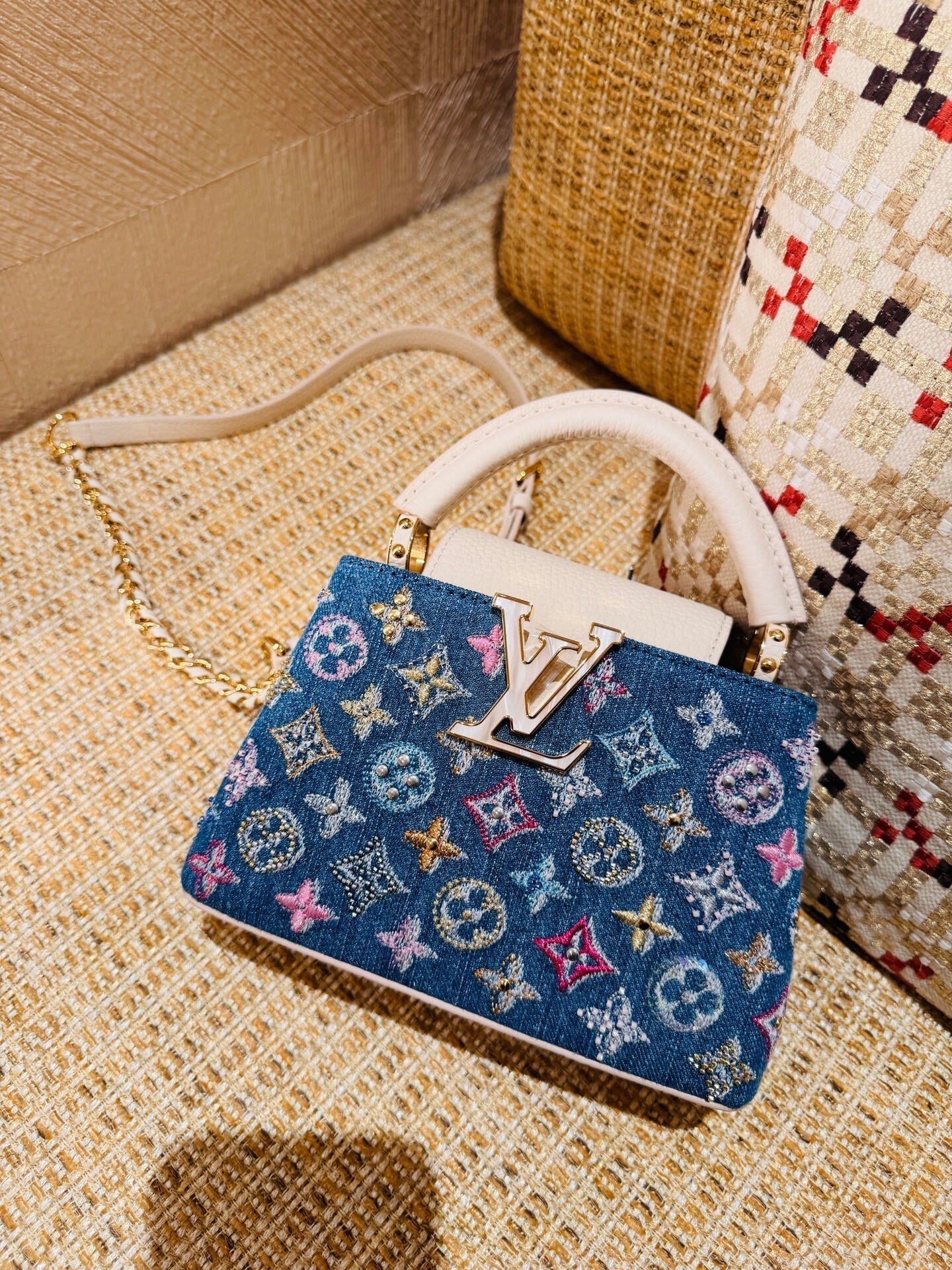 Mini bolsa Capucines embelezada com jeans de luxo