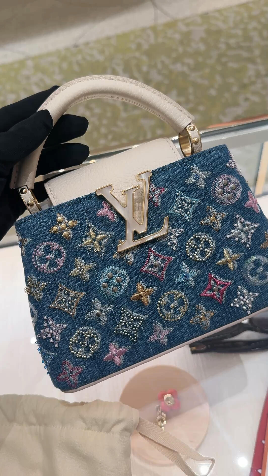 Mini bolsa Capucines embelezada com jeans de luxo