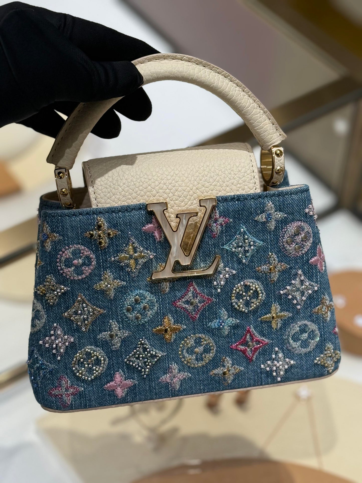 Mini bolsa Capucines embelezada com jeans de luxo