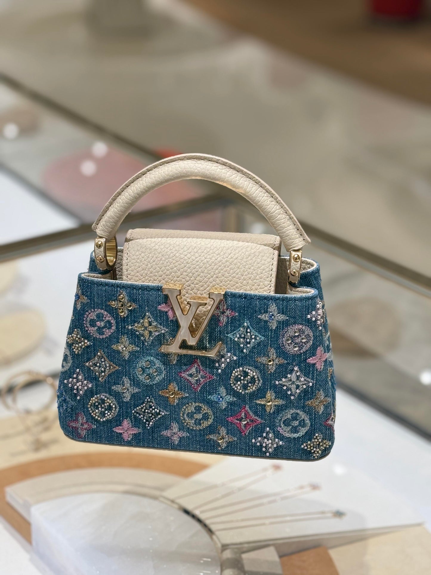 Mini bolsa Capucines embelezada com jeans de luxo