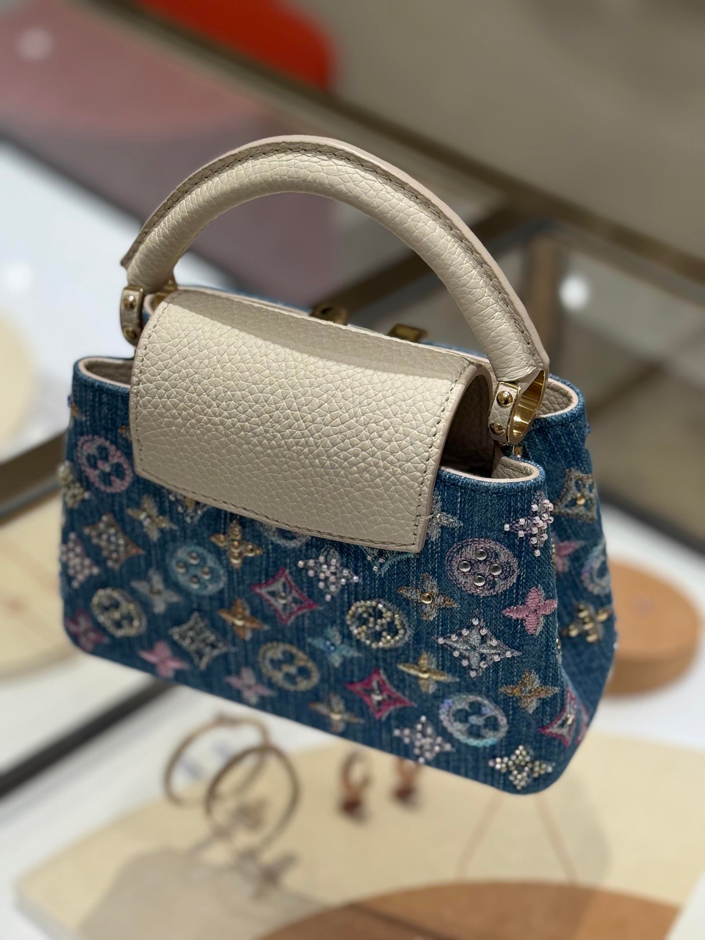 Mini bolsa Capucines embelezada com jeans de luxo