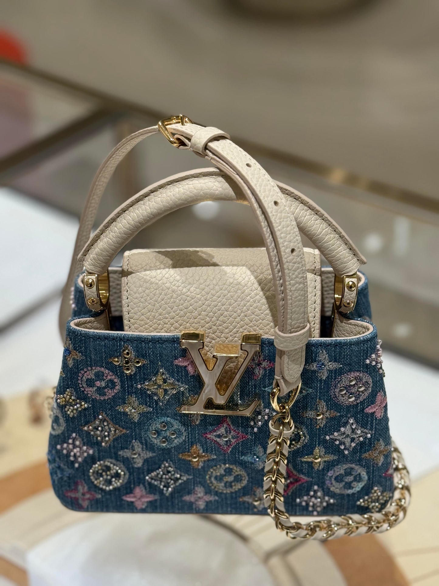 Mini bolsa Capucines embelezada com jeans de luxo