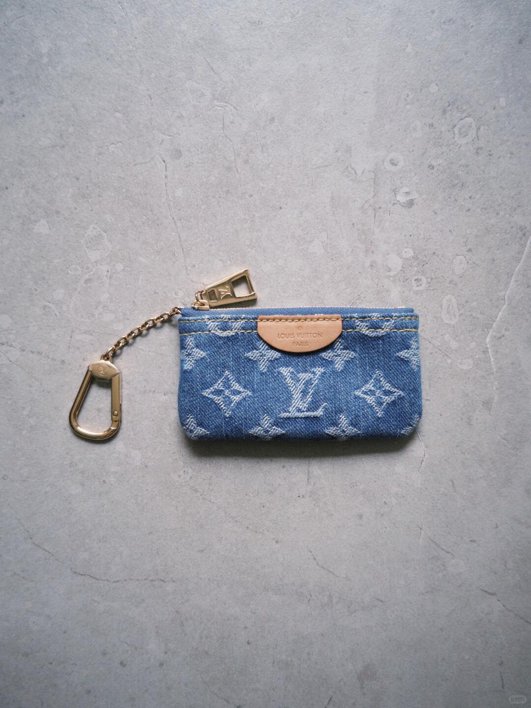 Mini bolsa Capucines embelezada com jeans de luxo