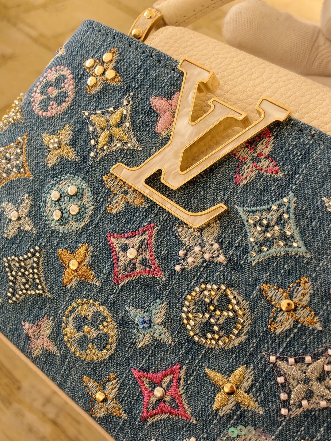 Mini bolsa Capucines embelezada com jeans de luxo