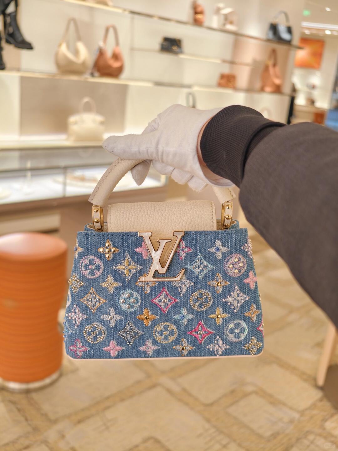 Mini bolsa Capucines embelezada com jeans de luxo