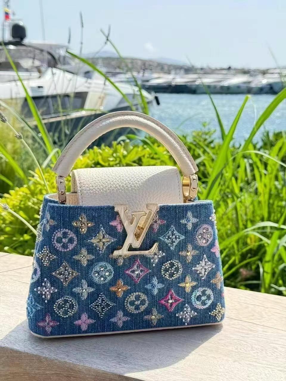 Mini bolsa Capucines embelezada com jeans de luxo