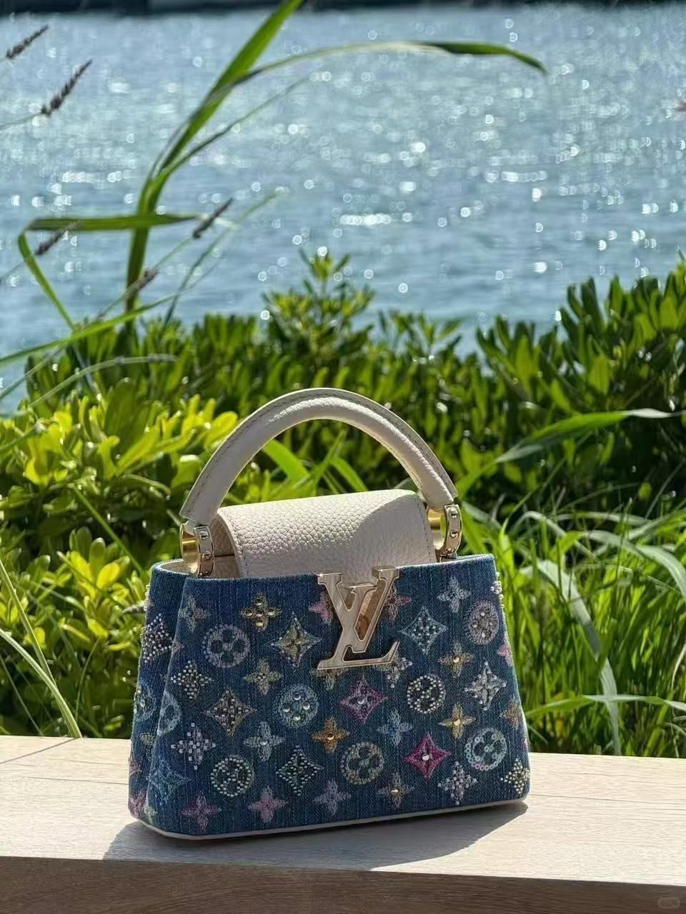Mini bolsa Capucines embelezada com jeans de luxo
