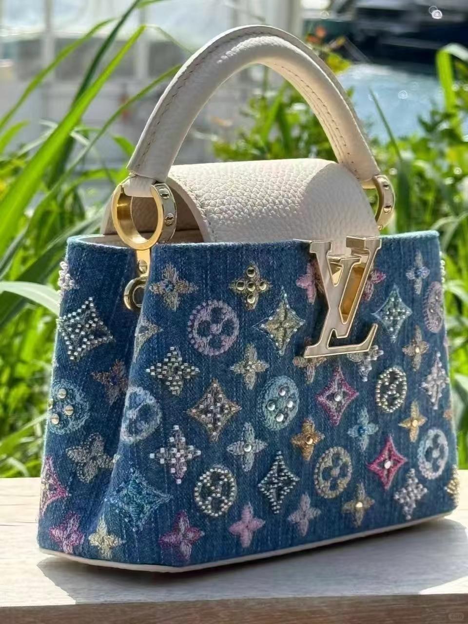 Mini bolsa Capucines embelezada com jeans de luxo