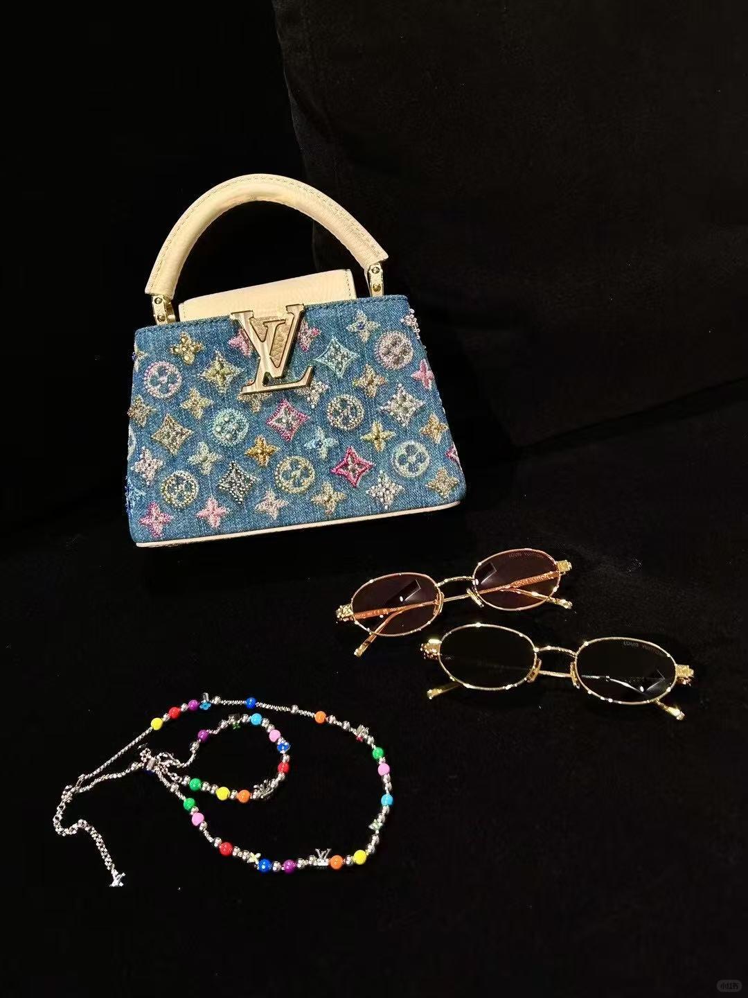 Mini bolsa Capucines embelezada com jeans de luxo