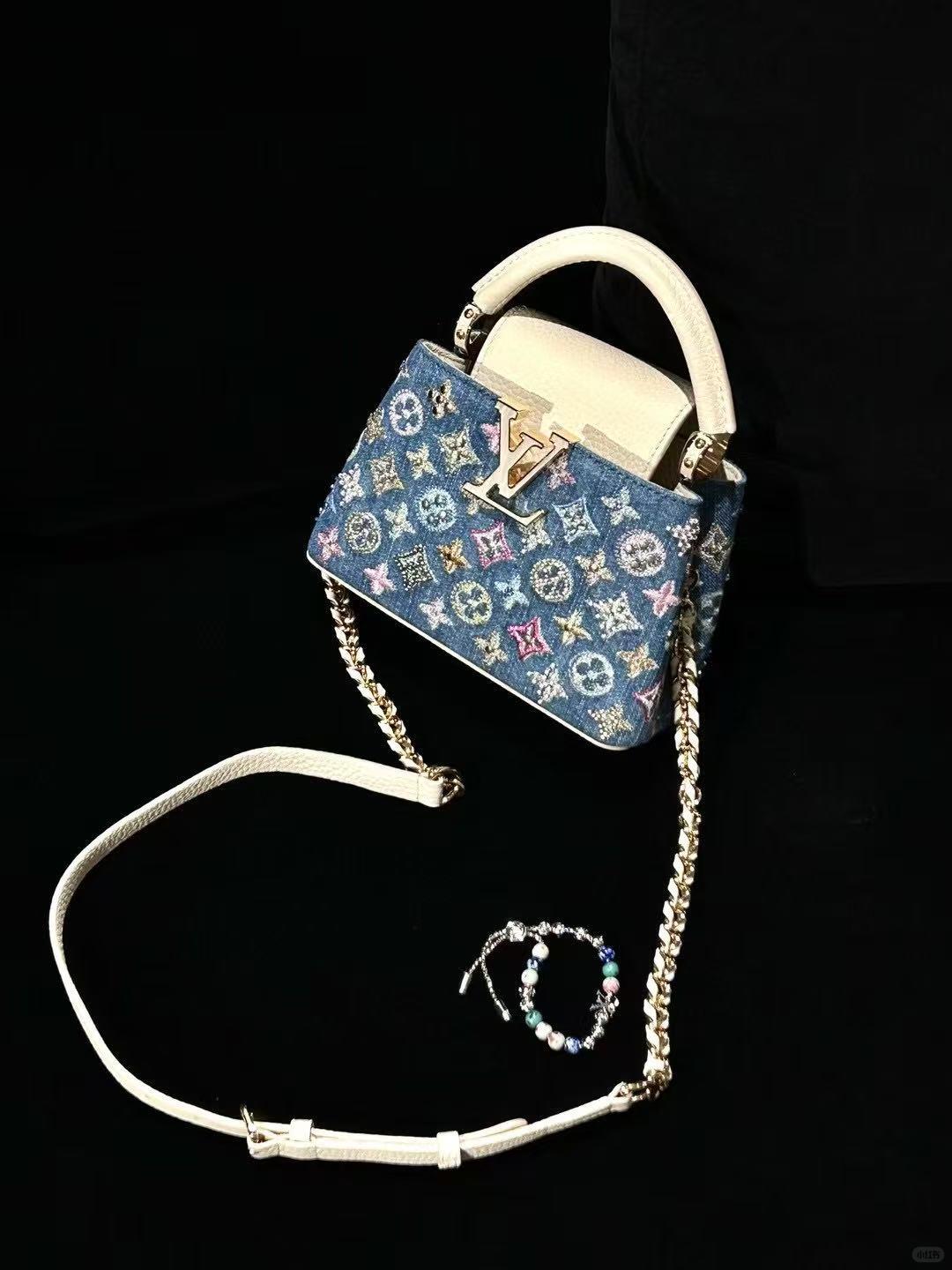 Mini bolsa Capucines embelezada com jeans de luxo