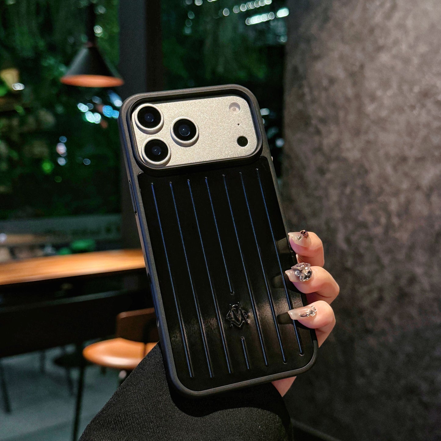 Funda para iPhone con armadura metálica acanalada: protección elegante inspirada en los viajes