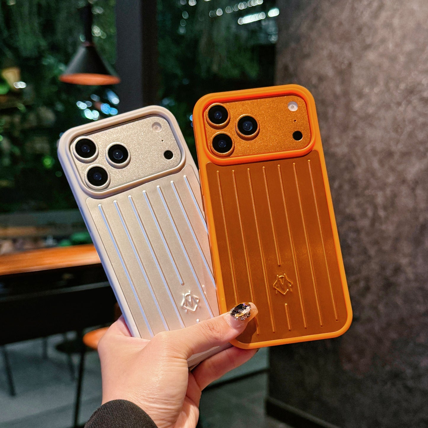 Funda para iPhone con armadura metálica acanalada: protección elegante inspirada en los viajes