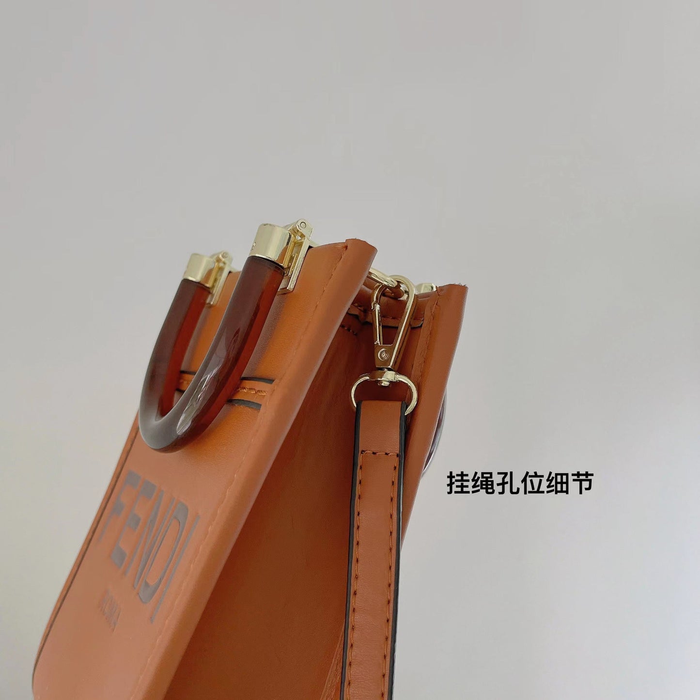 Mála Tote Clasaiceach Le Strap Crossbody