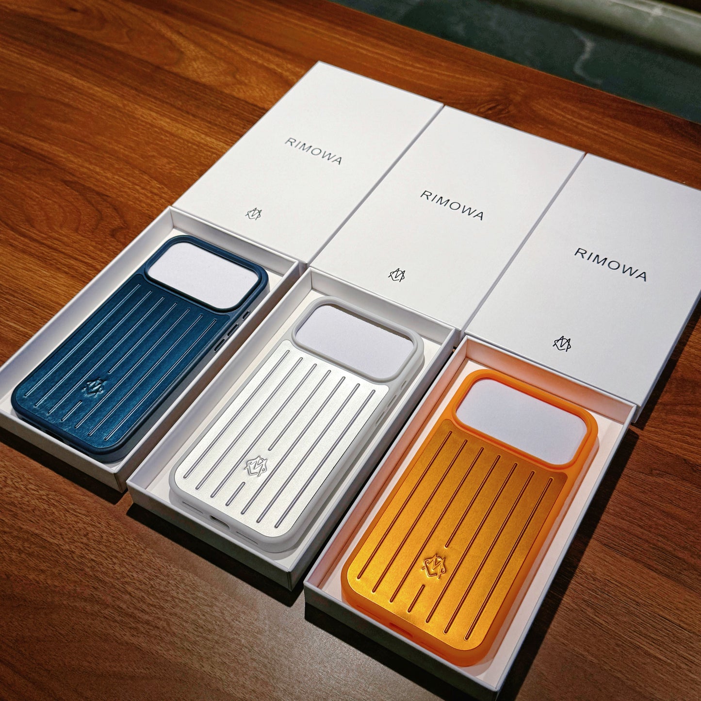 Funda para iPhone con armadura metálica acanalada: protección elegante inspirada en los viajes