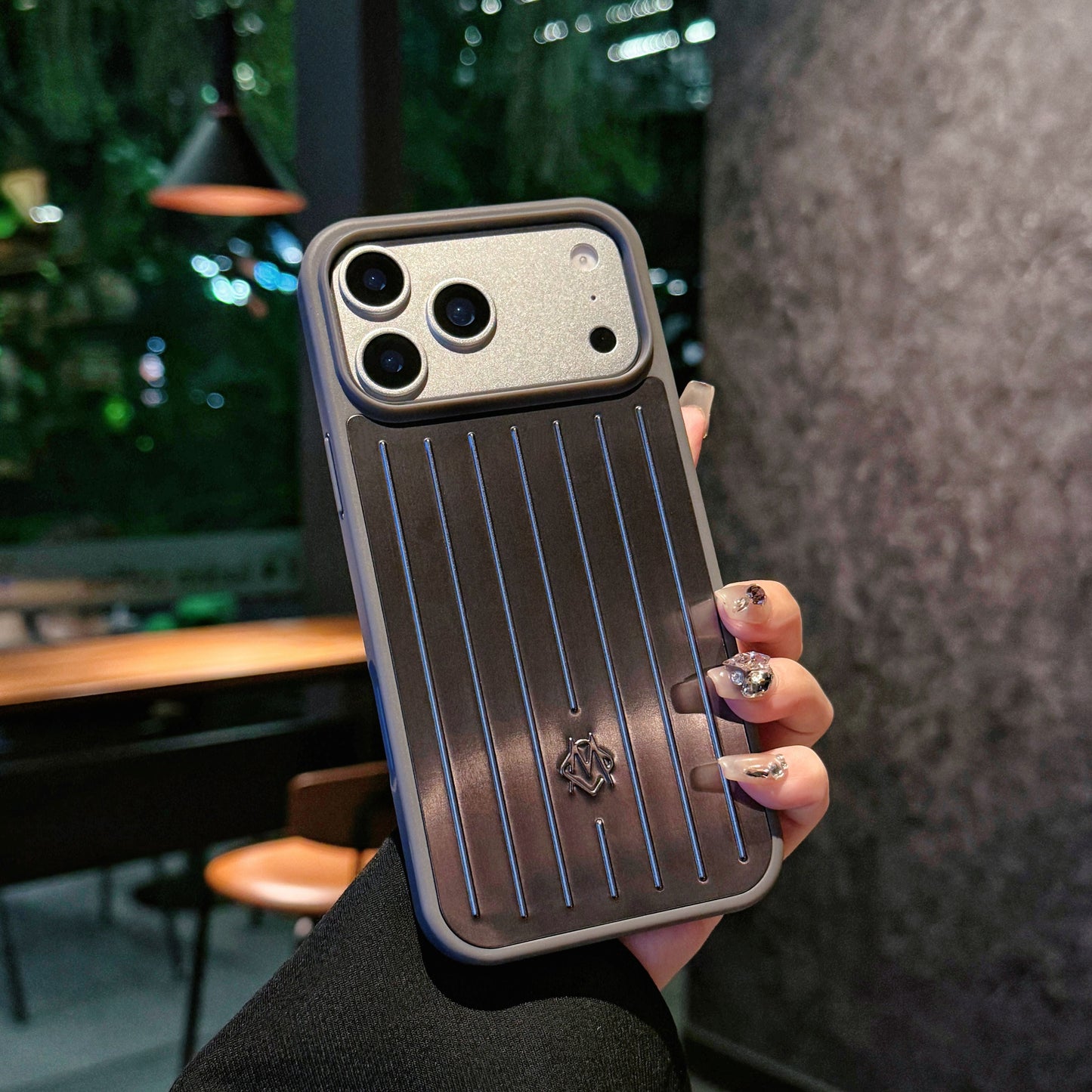 Funda para iPhone con armadura metálica acanalada: protección elegante inspirada en los viajes