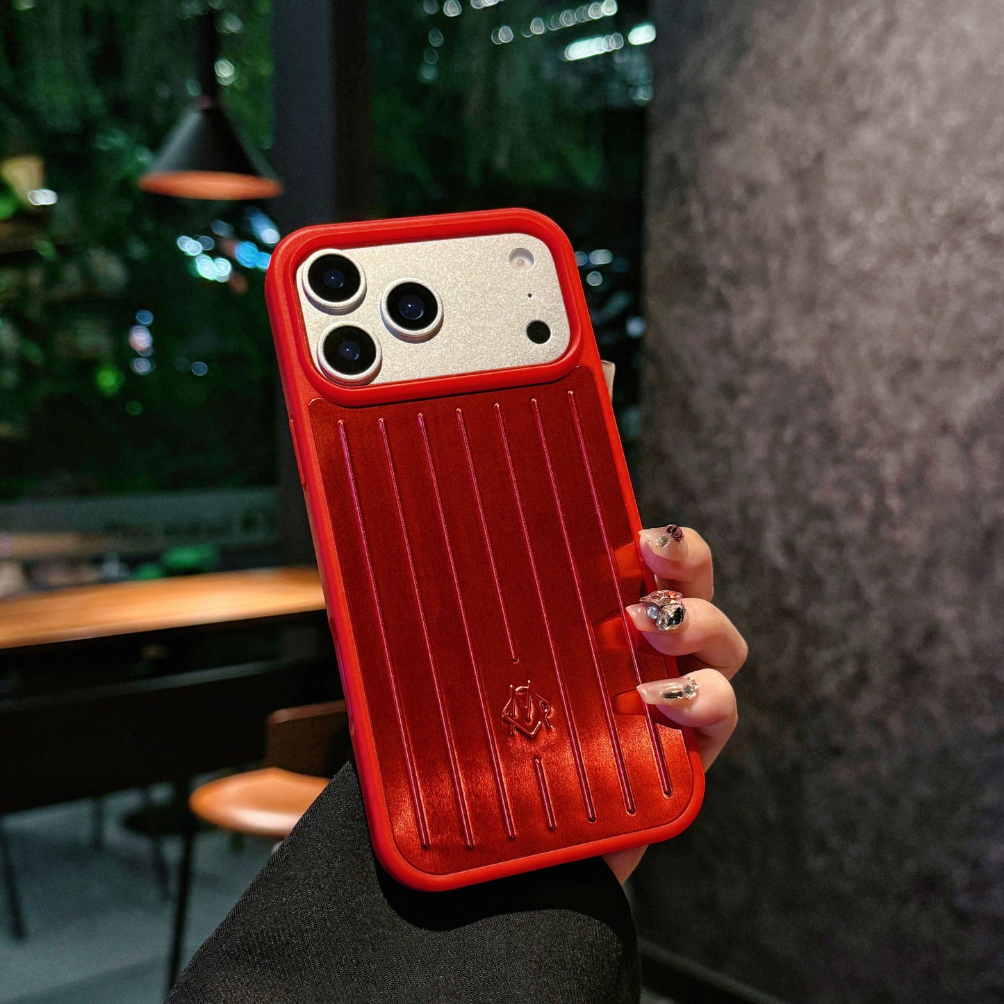 Funda para iPhone con armadura metálica acanalada: protección elegante inspirada en los viajes