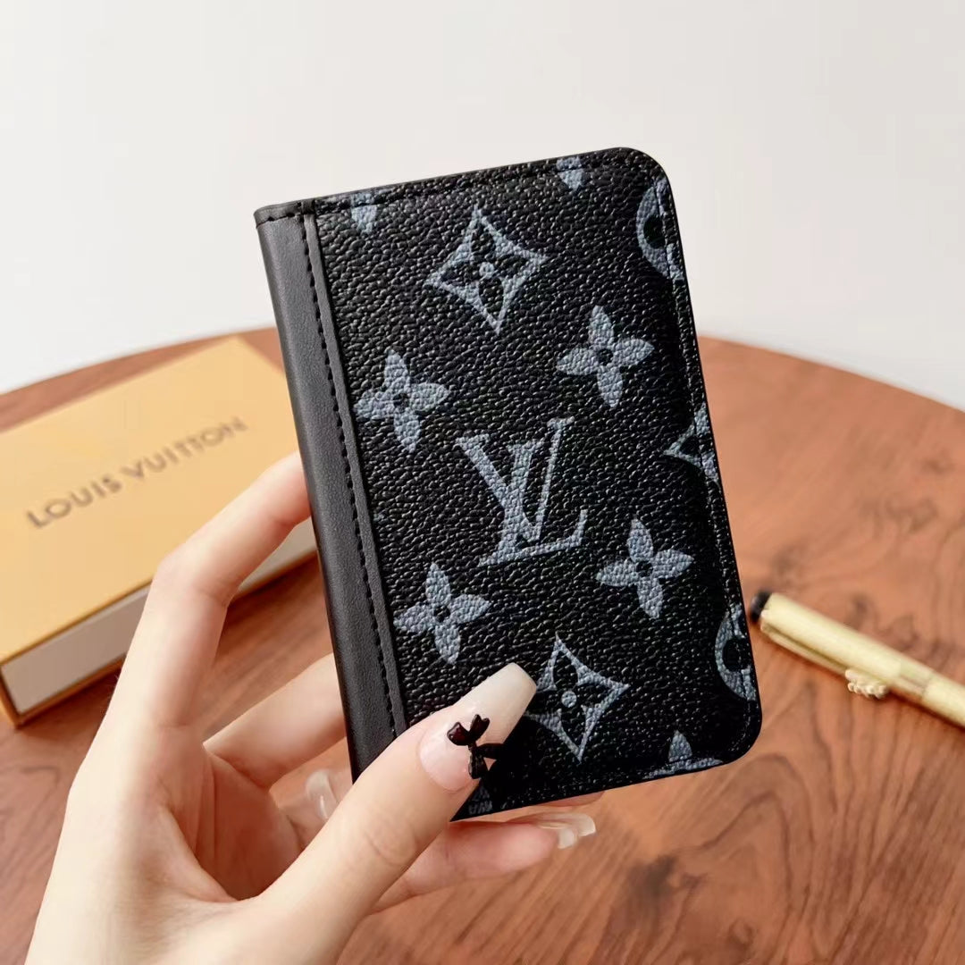 Elegáns kockás & monogram pénztárcák