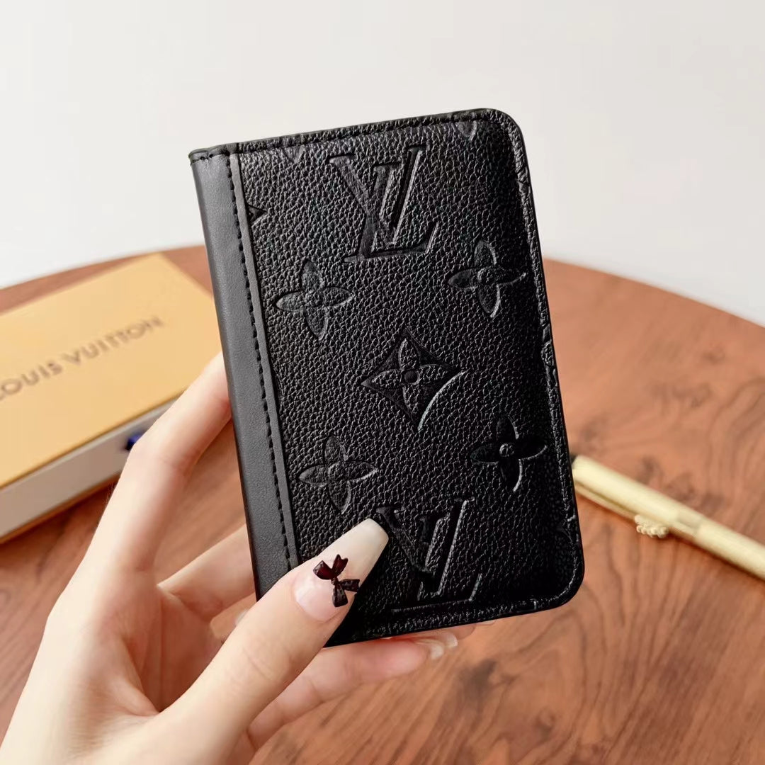 Elegáns kockás & monogram pénztárcák