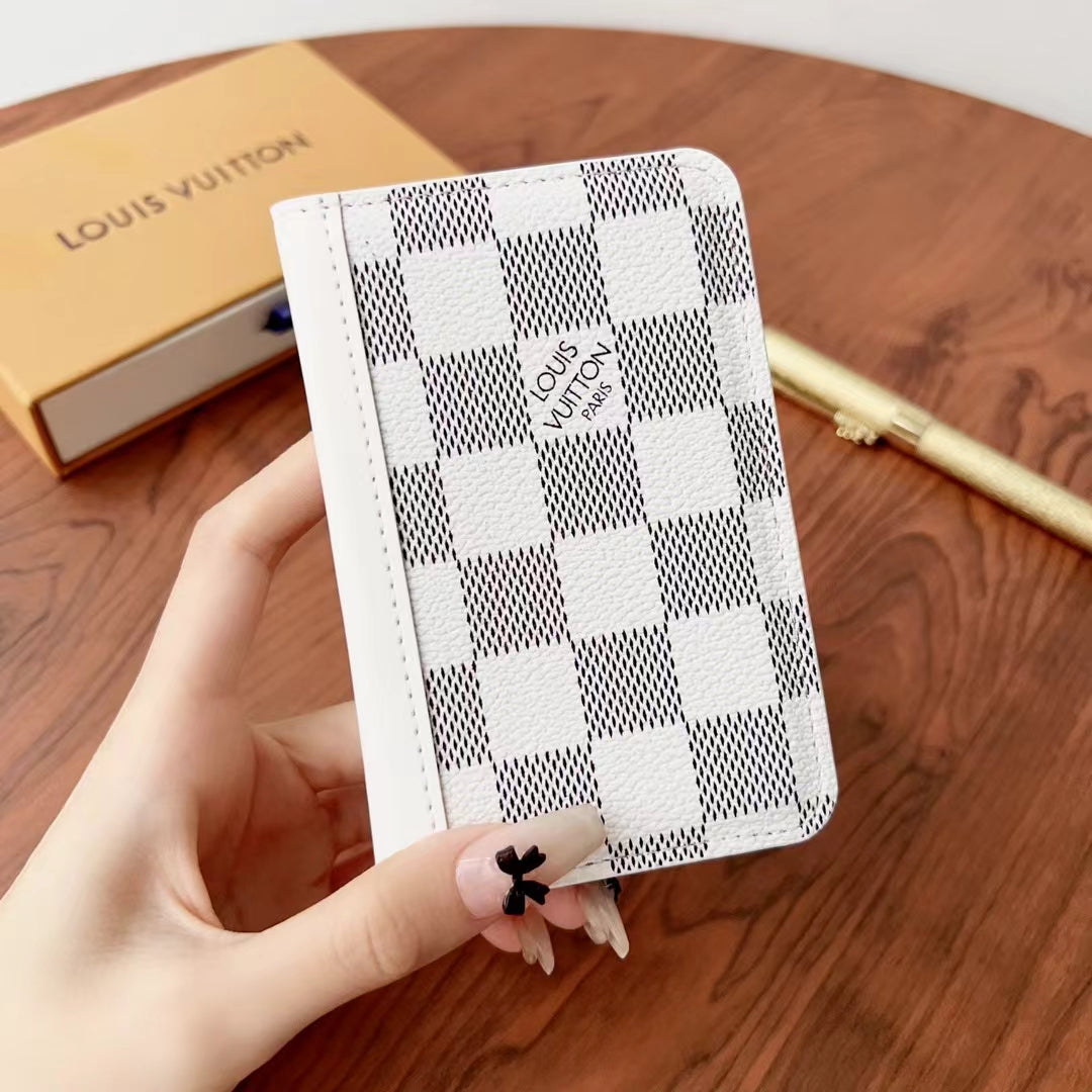 Elegáns kockás & monogram pénztárcák