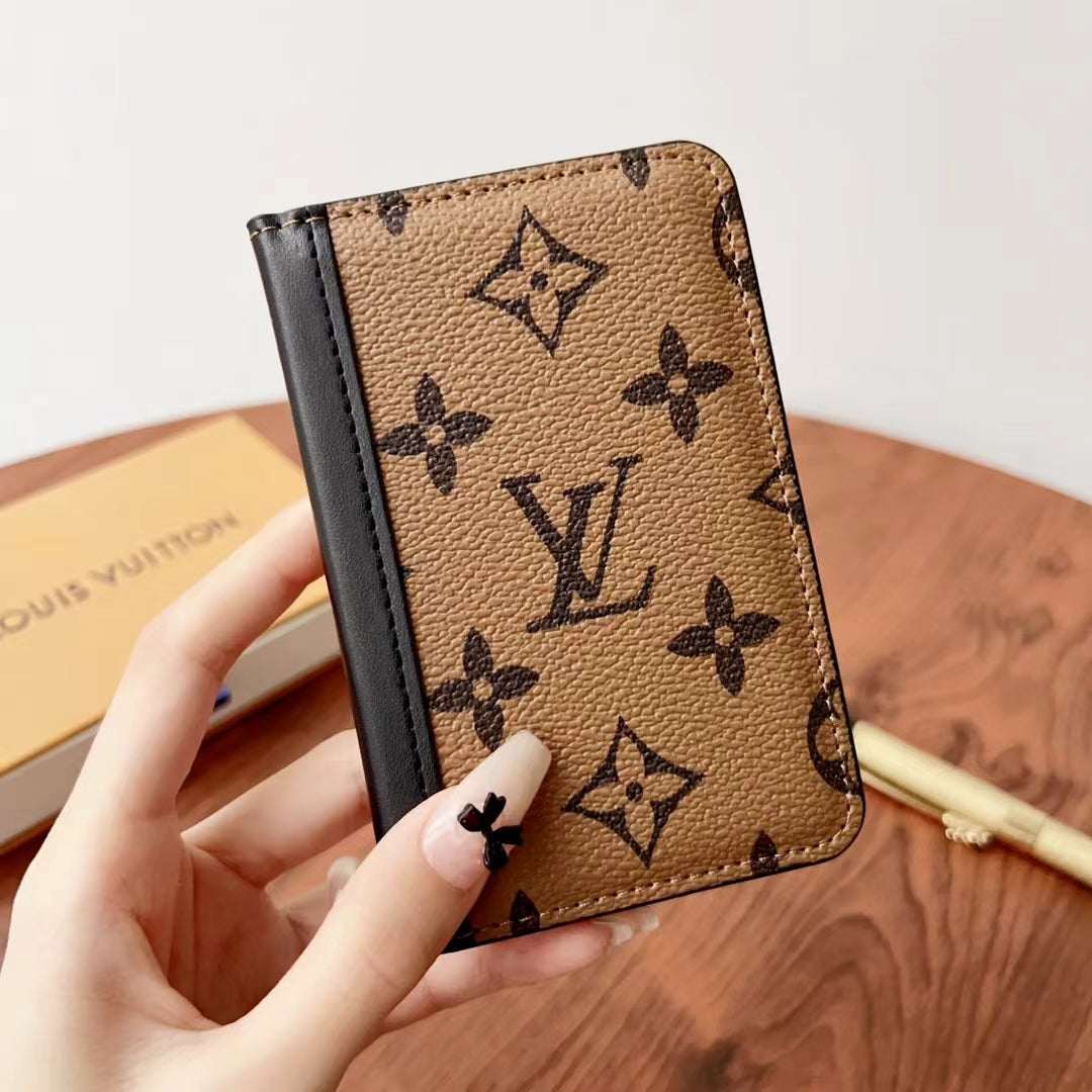 Elegáns kockás & monogram pénztárcák