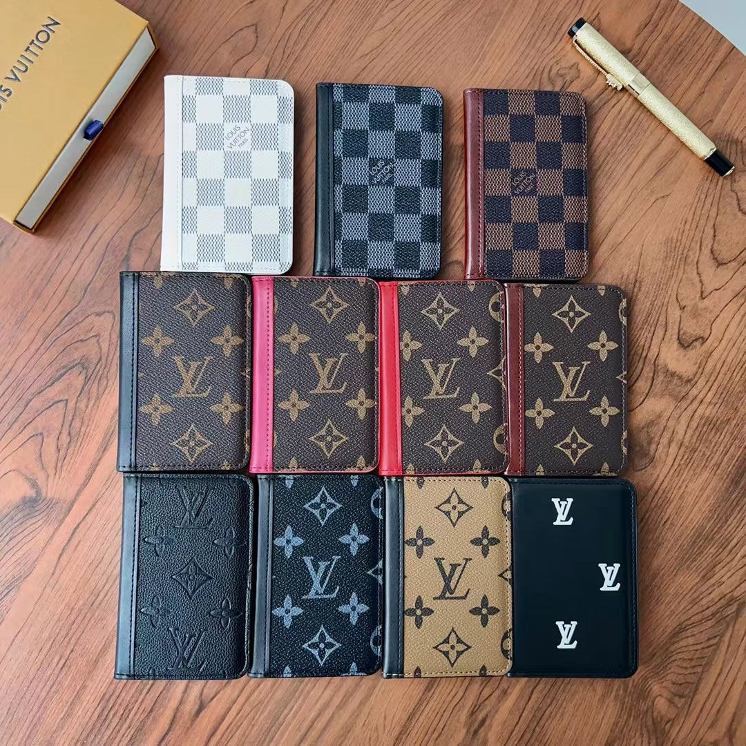 Elegáns kockás & monogram pénztárcák