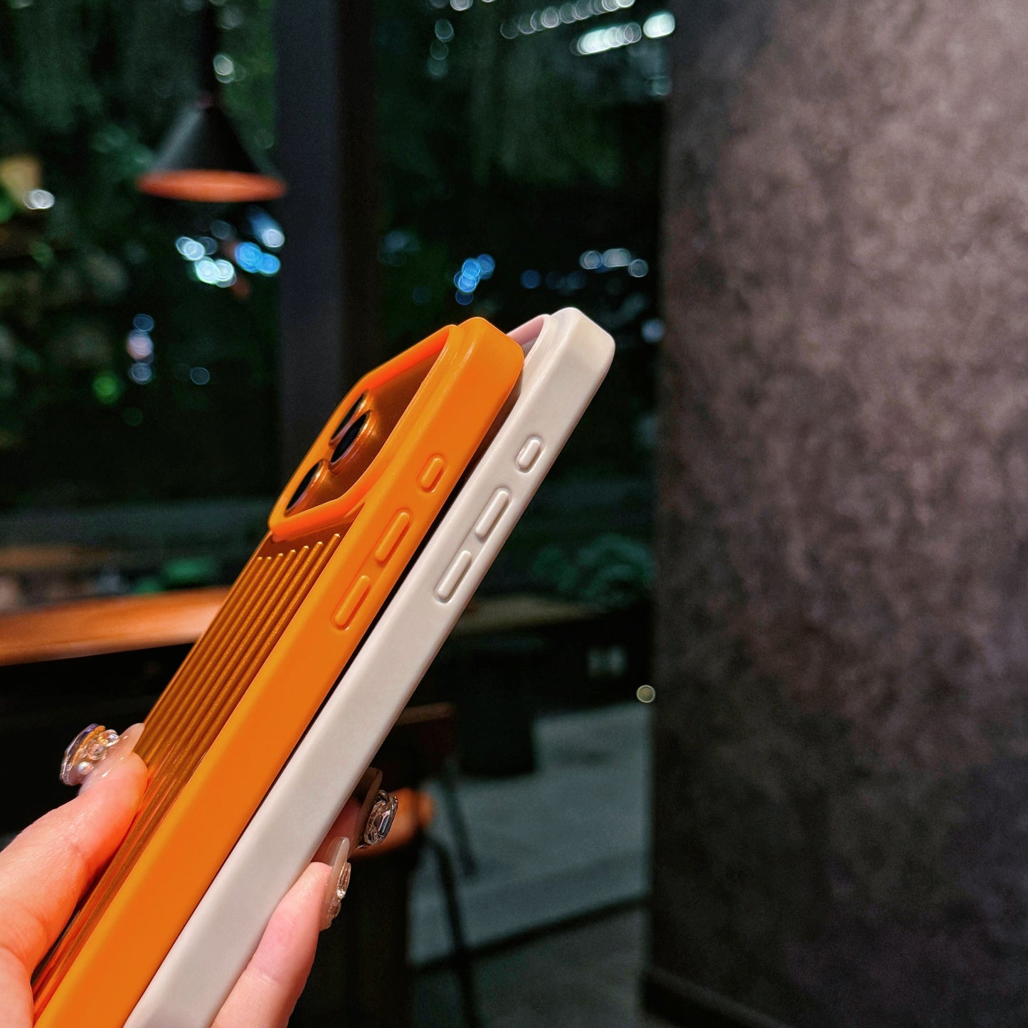 Funda para iPhone con armadura metálica acanalada: protección elegante inspirada en los viajes