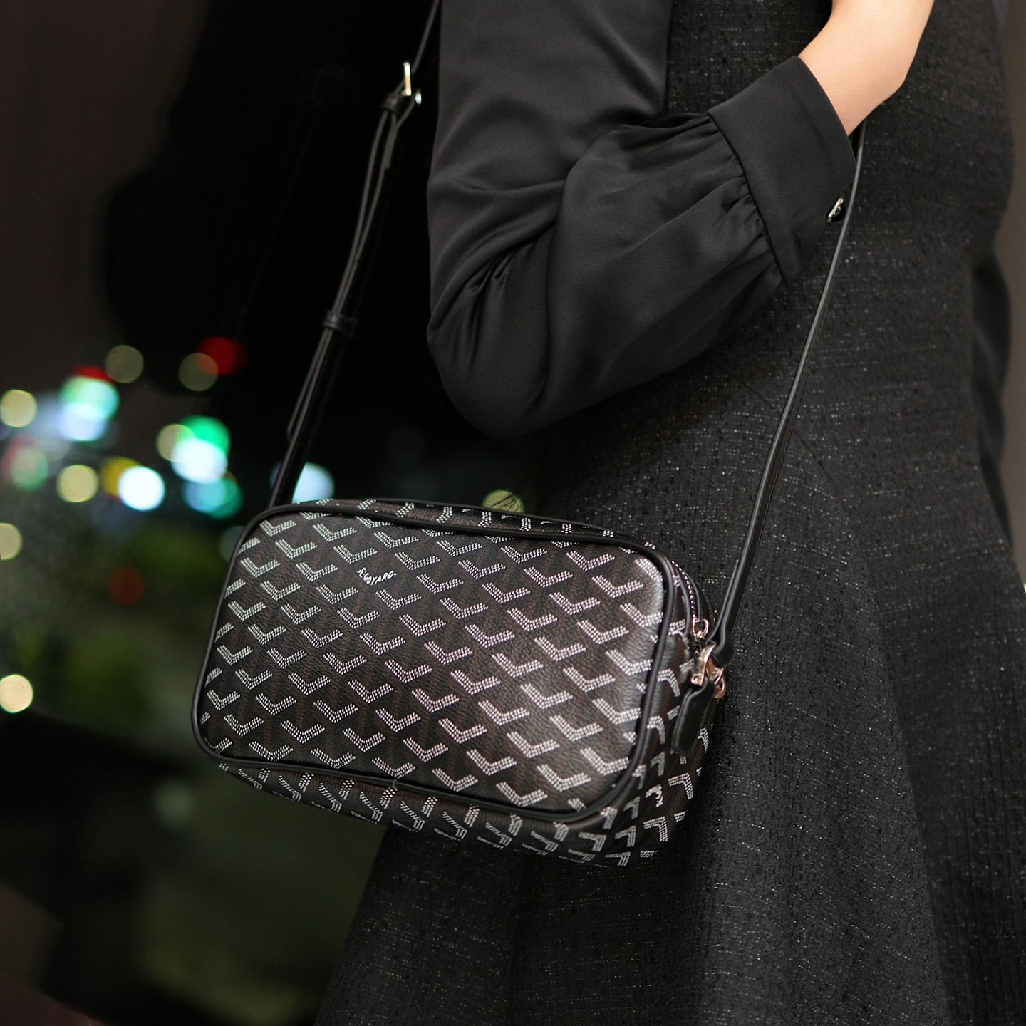 Elegant Monogram Crossbody-handväska – minimal lyx för vardagliga stunder