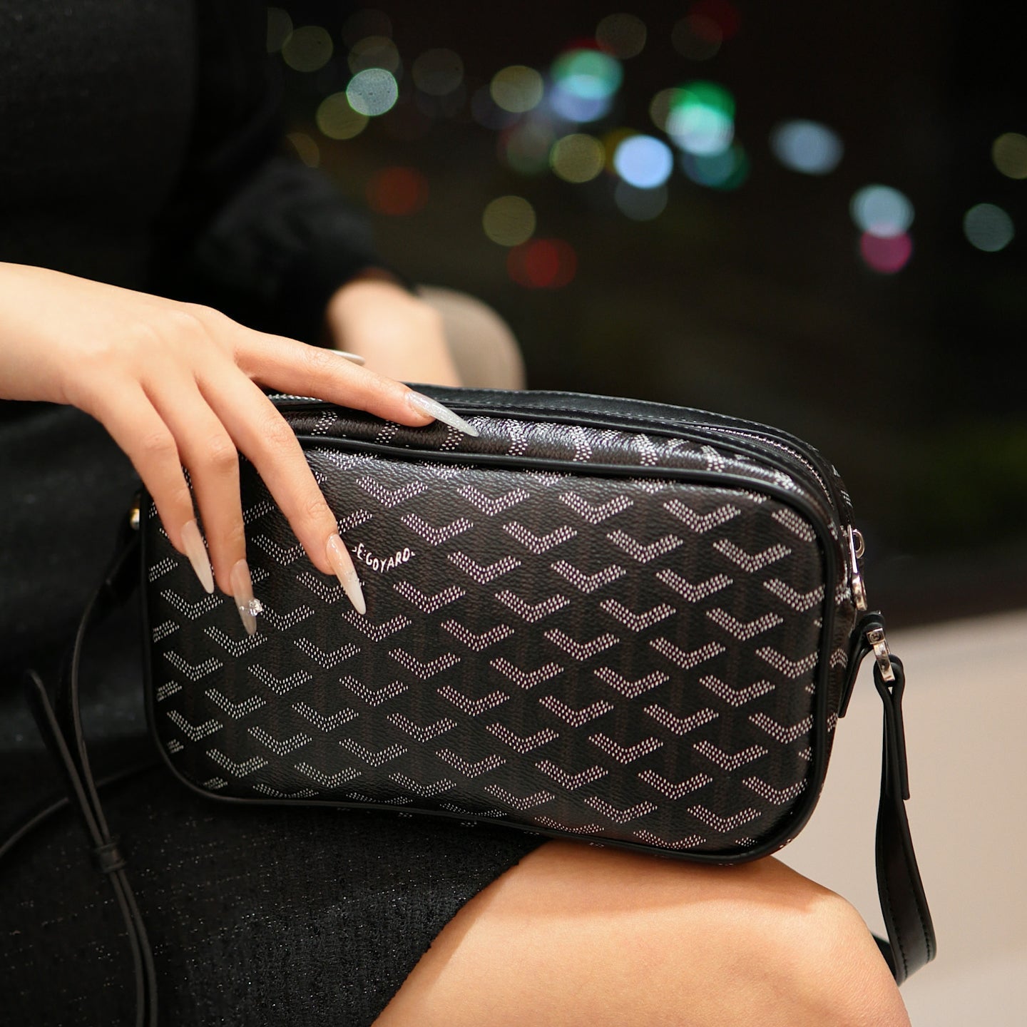 Elegant Monogram Crossbody-handväska – minimal lyx för vardagliga stunder