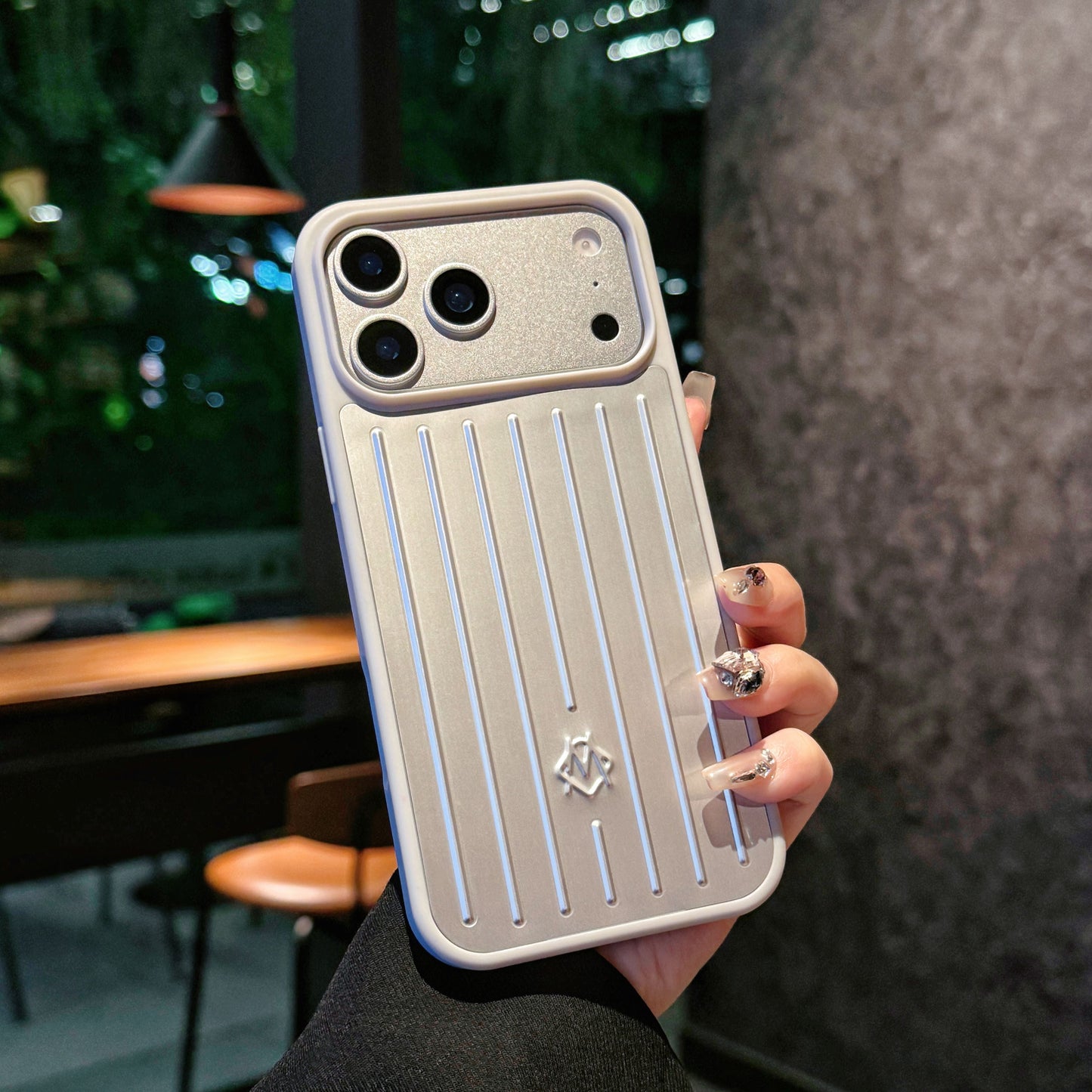 Funda para iPhone con armadura metálica acanalada: protección elegante inspirada en los viajes