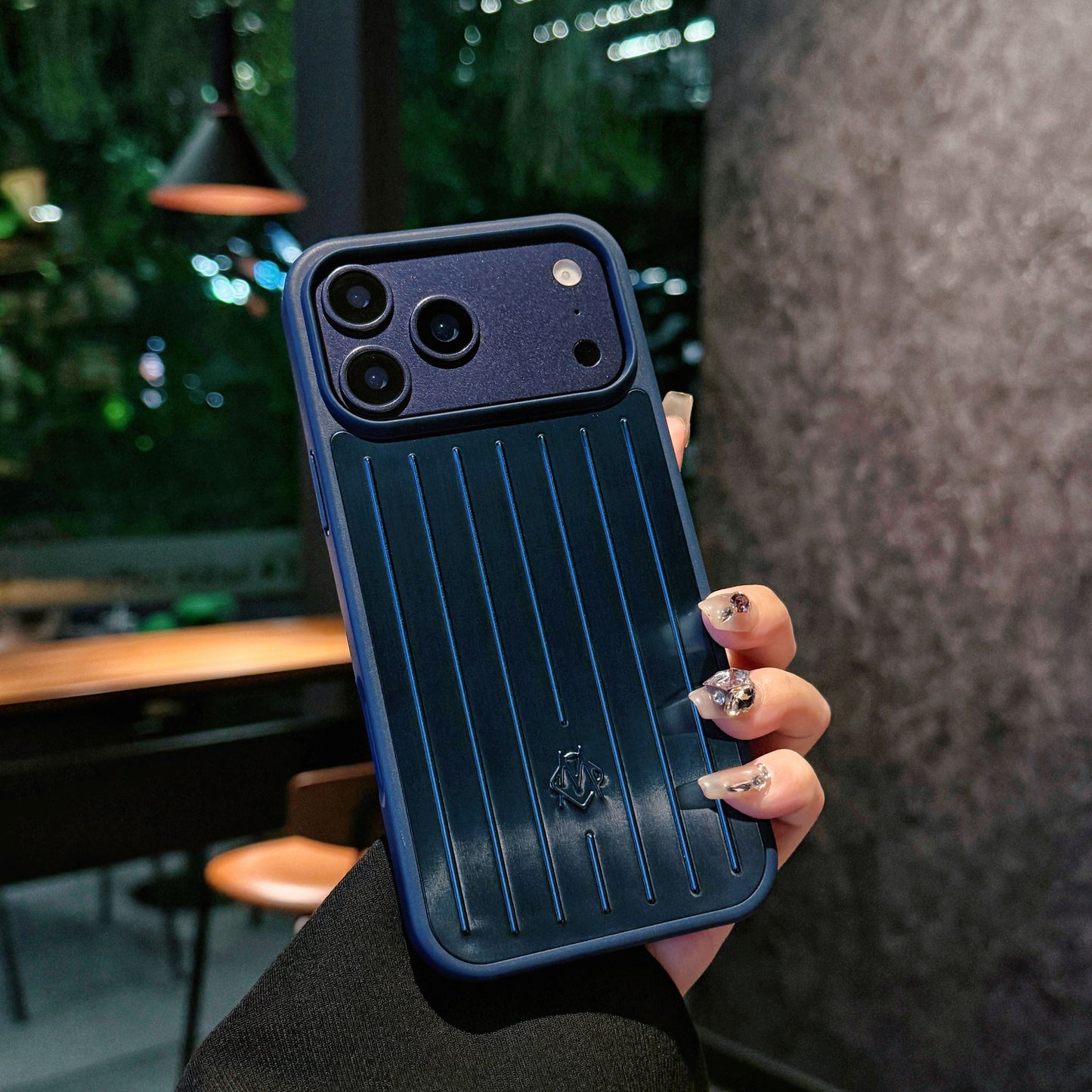 Funda para iPhone con armadura metálica acanalada: protección elegante inspirada en los viajes