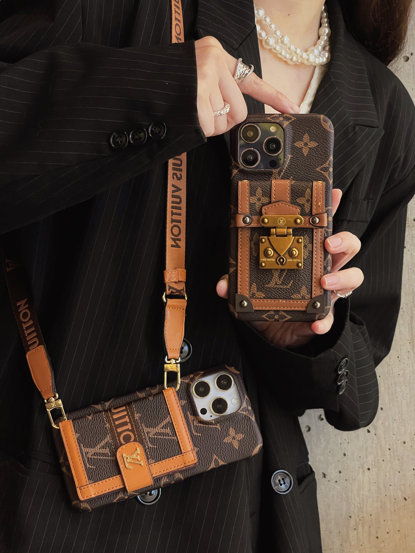 Capa luxuosa para iPhone com corrente porta-cartões