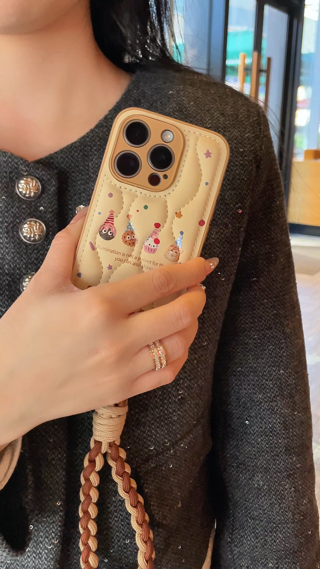 Fjäderlätt Cozy: Chic Cookie-inspirerat iPhone-fodral för trendsättare