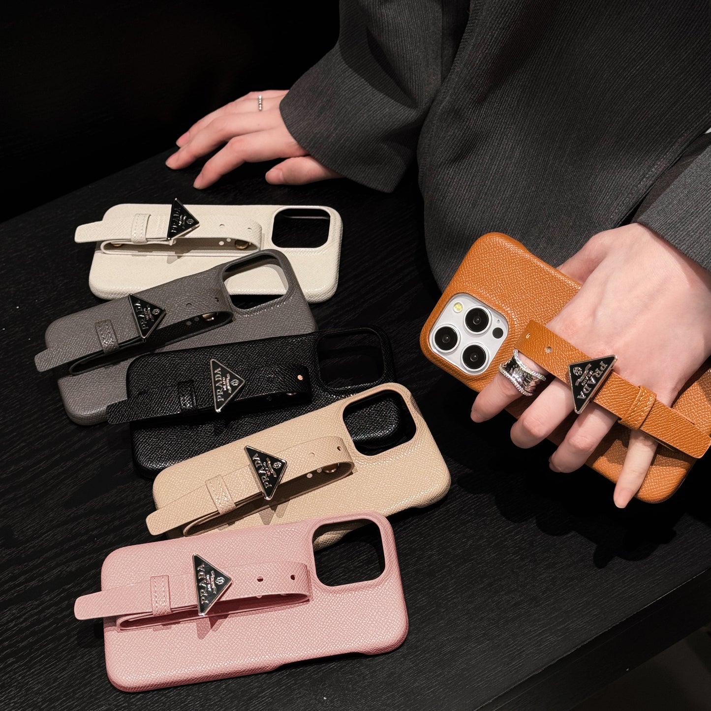 Funda de lujo para iPhone con asa de cuero