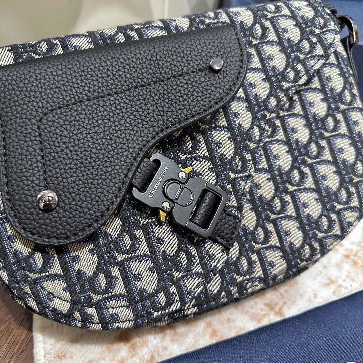 Vintage monogram zadel crossbody