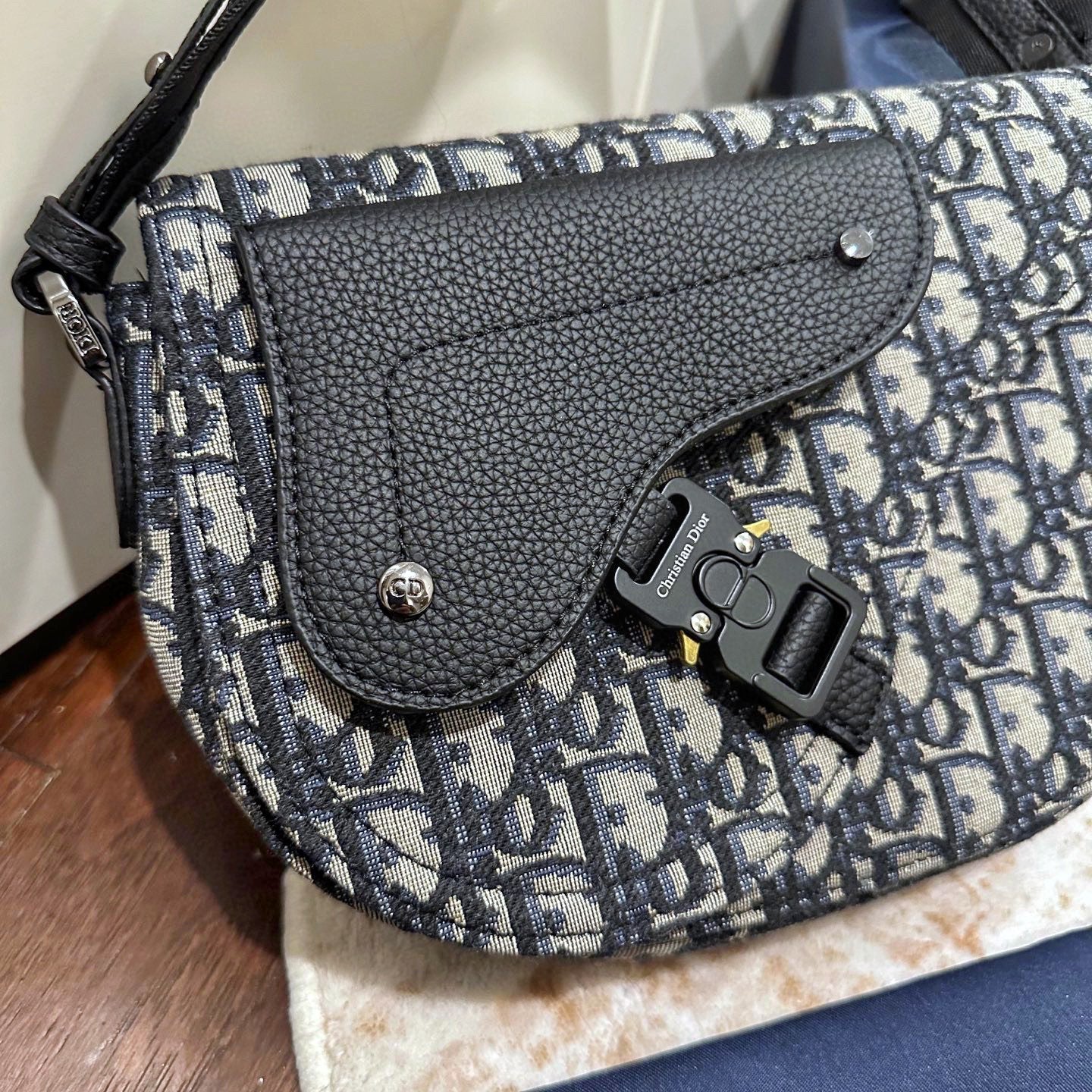 Vintage monogram zadel crossbody