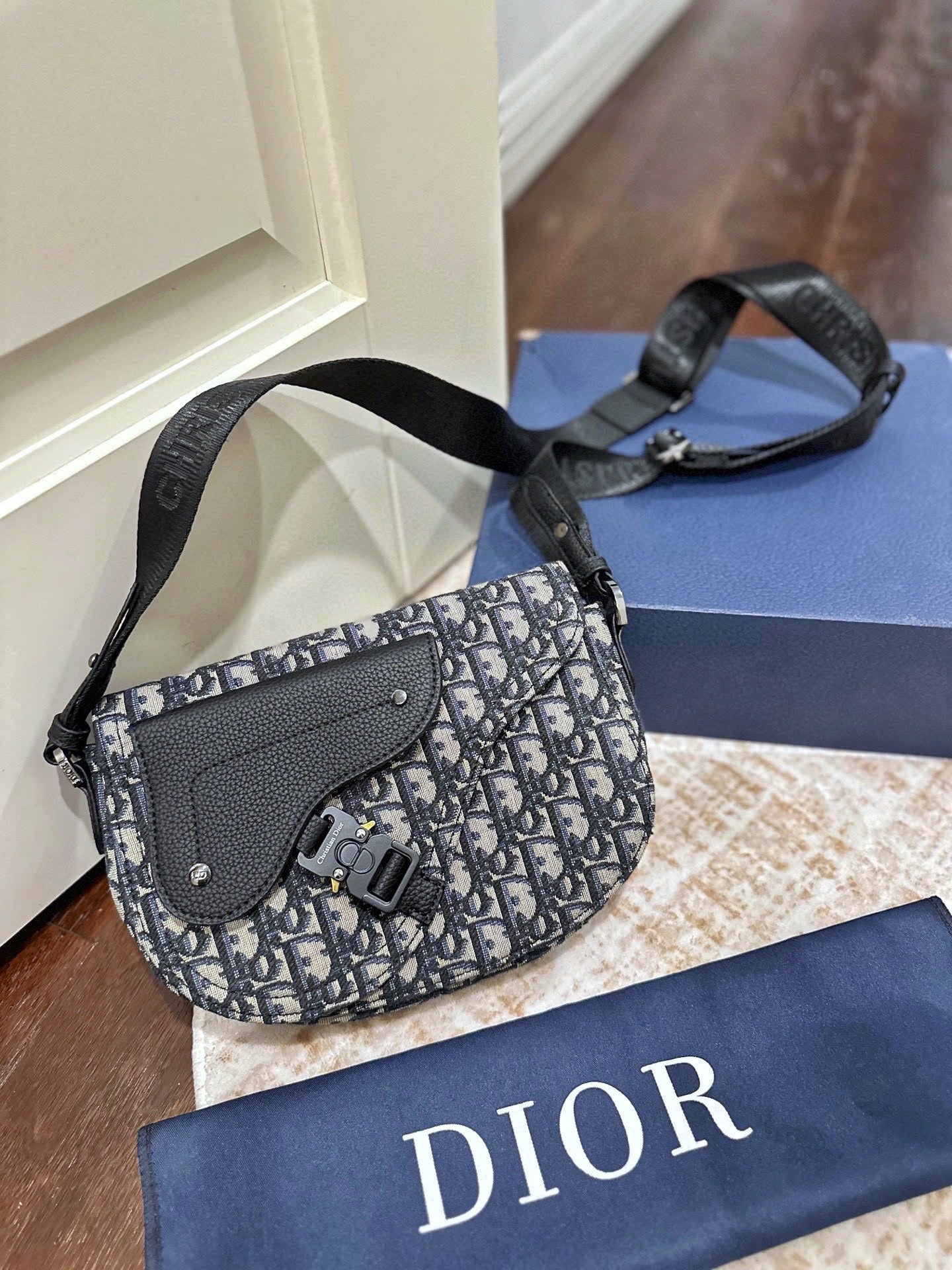 Vintage monogram zadel crossbody