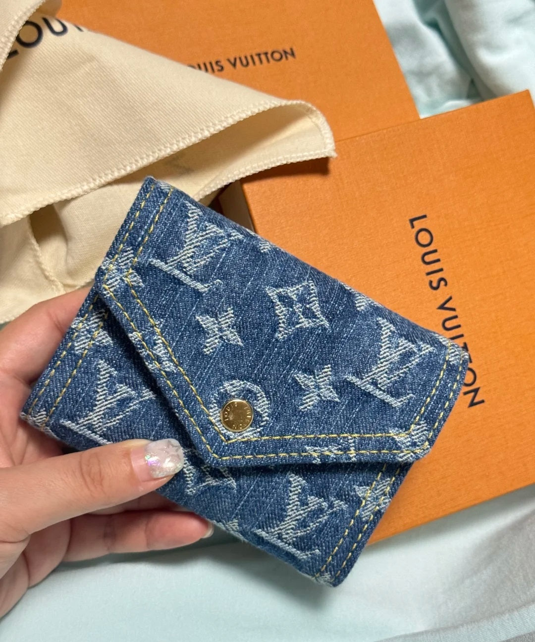 Mini bolsa Capucines embelezada com jeans de luxo