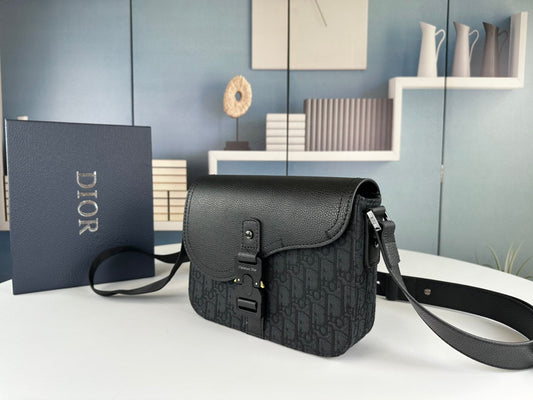 Klasická kožená crossbody kabelka – minimalistický dizajn, maximálna funkčnosť
