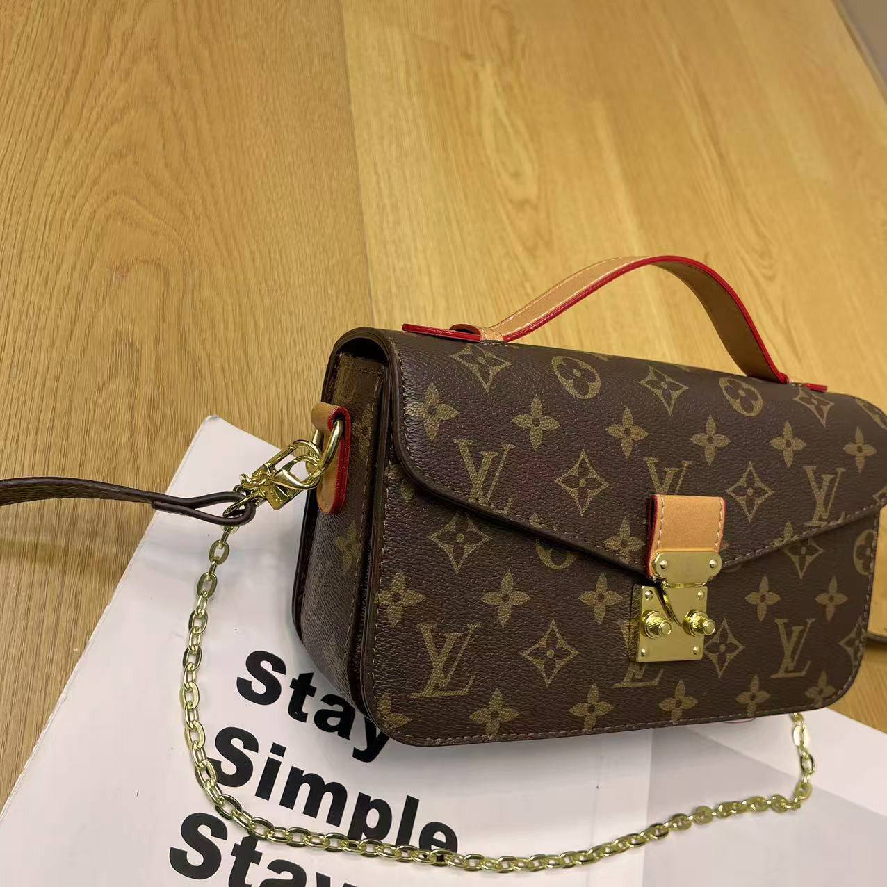 Mála Gualainn Slabhra Vintage Lock - Dearadh Monogram Clasaiceach
