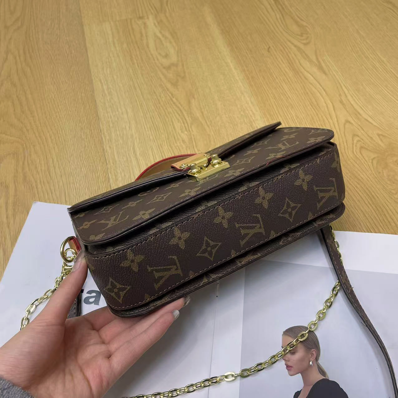 Mála Gualainn Slabhra Vintage Lock - Dearadh Monogram Clasaiceach